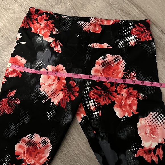 Jr’s Floral Cropped Leggings - Sz XL - Picture 5 of 5